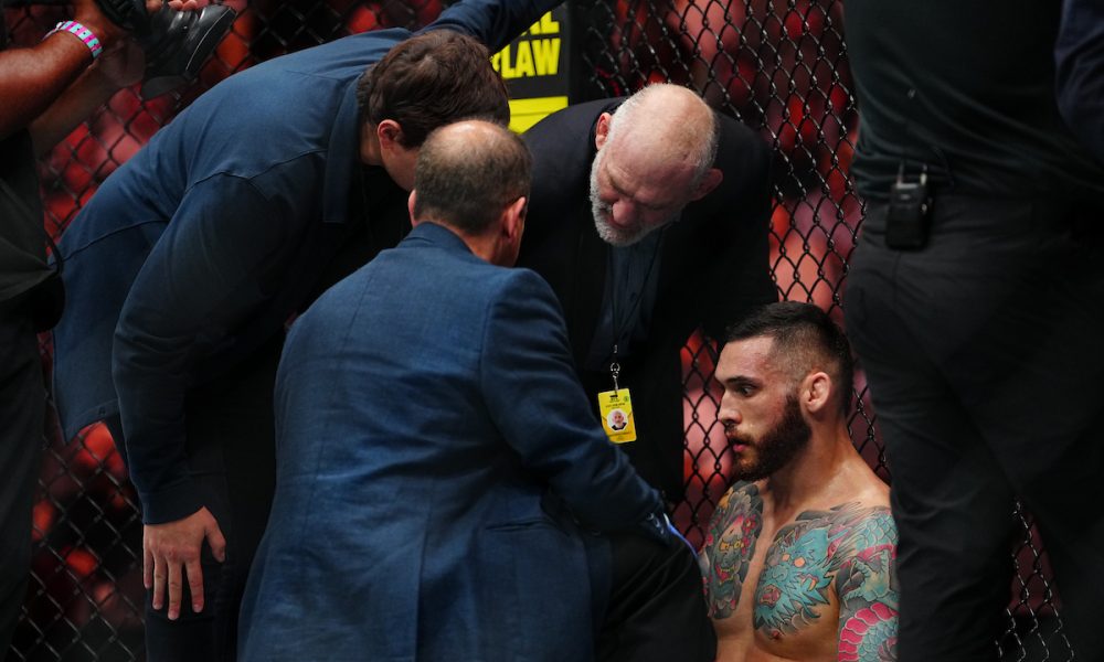 Rodolfo Bellato é examinado pelo médico do UFC Atlanta