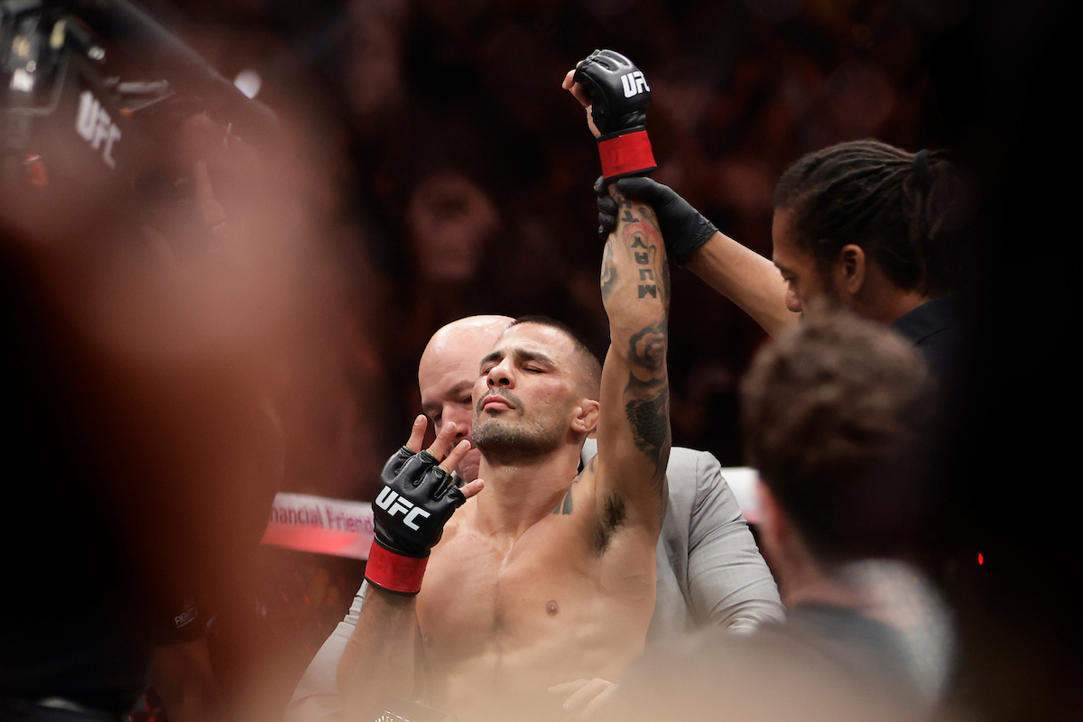 Alexandre Pantoja mostrando que é 'tetracampeão' do UFC