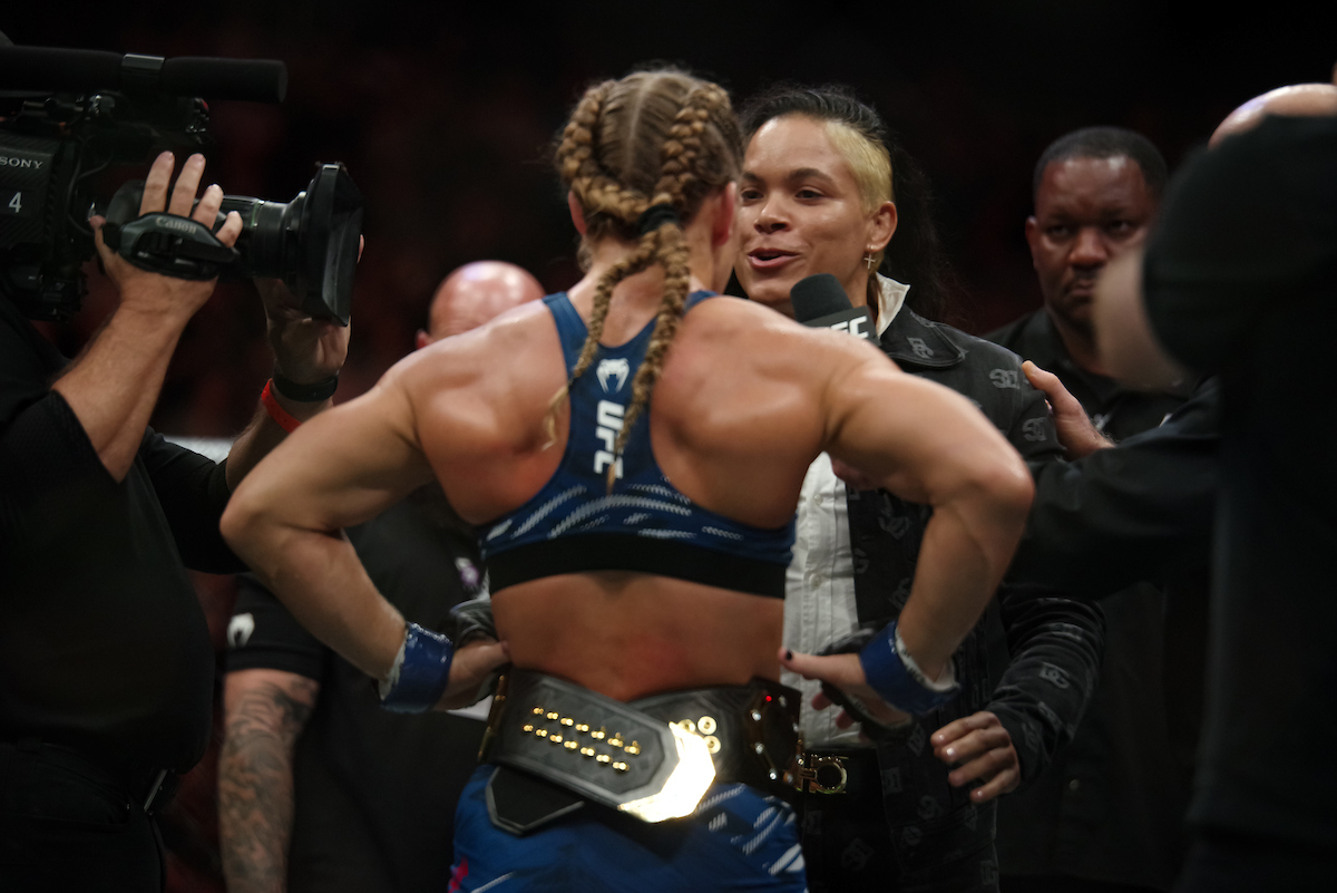 Amanda Nunes e Kayla Harrison fazem encarada no octógono do UFC 316