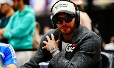 Antônio Malvado colcoa a mão no ombro esquerdo e olha para a câmera enquanto jogava na WSOP 2025