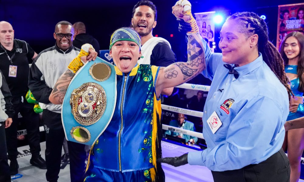 Bia Ferreira com o cinturão e a mão erguida após vencer Maria Inês Ferreyra