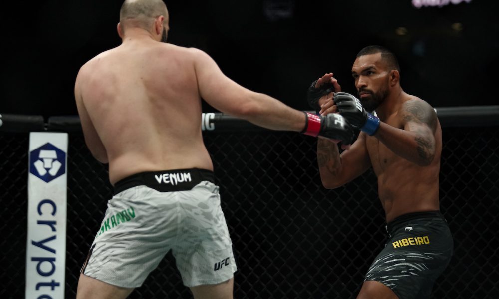 Brendson Ribeiro e Azamat Murzakanov durante o combate no UFC 316