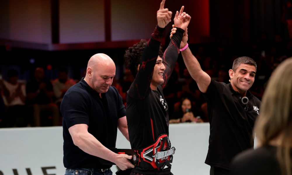 Carlos Henrique recebendo o cinturão do UFC BJJ das mãos de Dana White