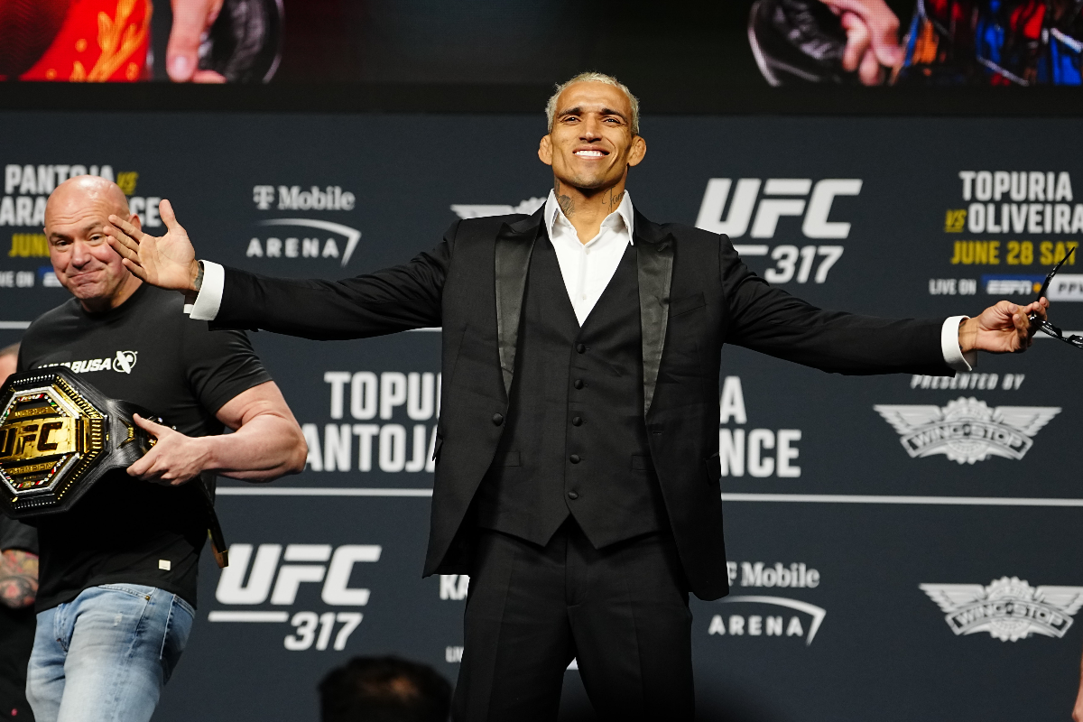 Charles Do Bronx abre os braços para os fãs na coletiva do UFC 317
