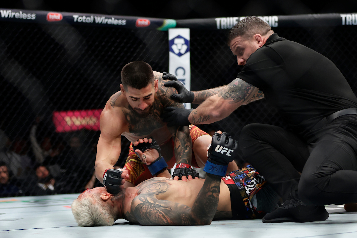 Ilia Topuria nocauteando Charles Do Bronx no UFC 317