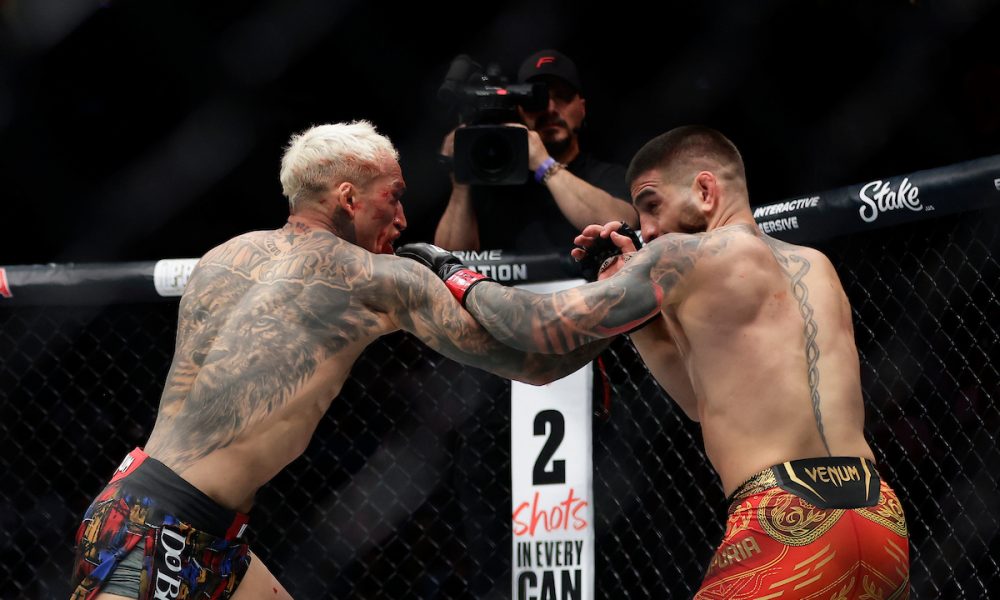 Ilia Topuria e Charles Do Bronx em duelo durante o UFC 317