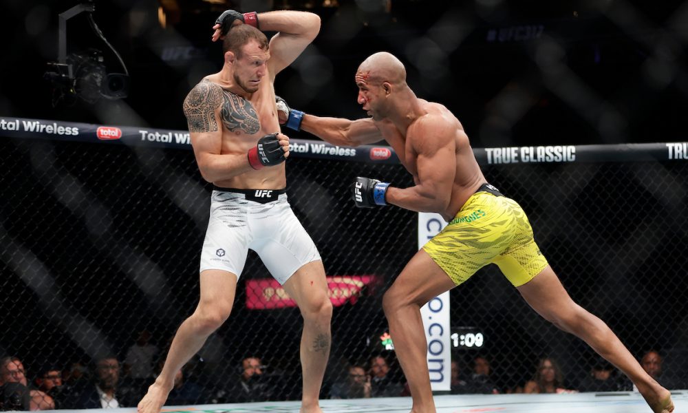 Jack Hermansson recebendo um direto no corpo de Gregory Rodrigues no UFC 317