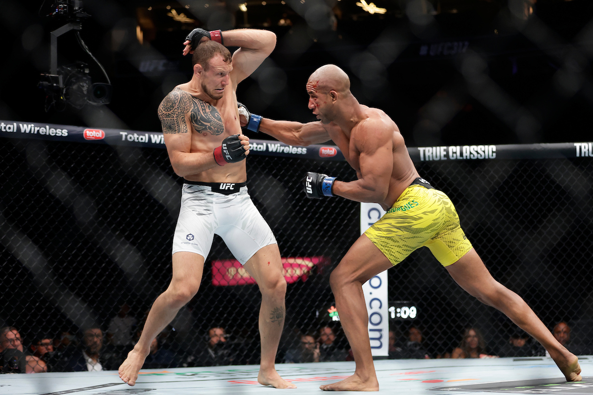 Jack Hermansson recebendo um direto no corpo de Gregory Rodrigues no UFC 317