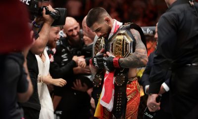 Ilia Topuria comemorando após vitória que garantiu o cinturão peso-leve no UFC 317