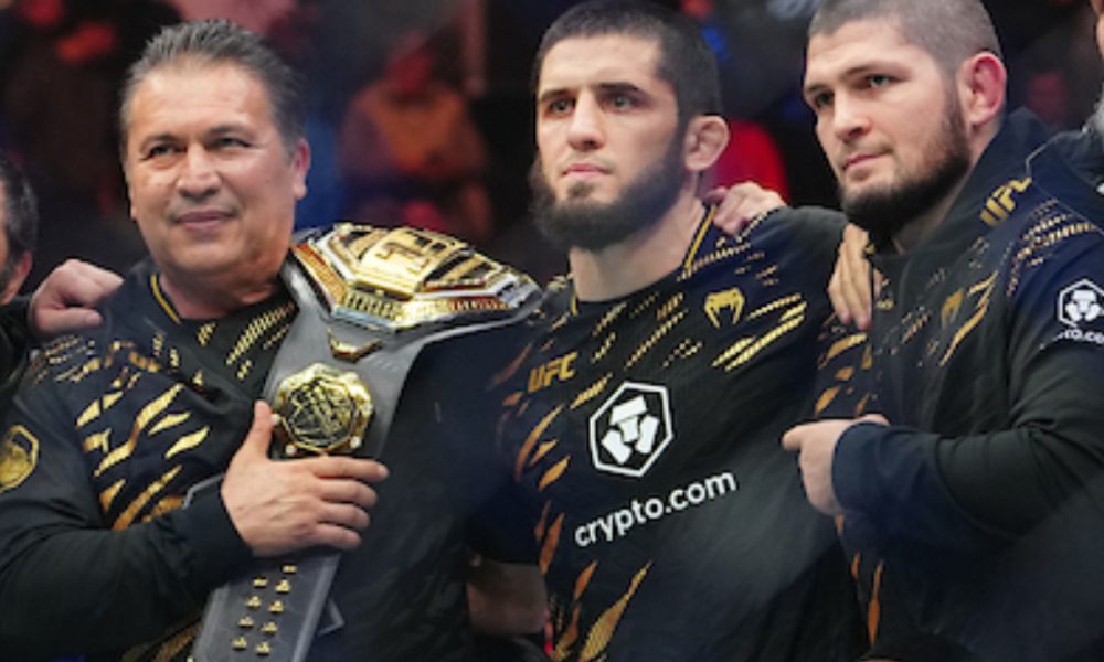 Javier Mendez, Makhachev e Khabib posam com o cinturão do UFC