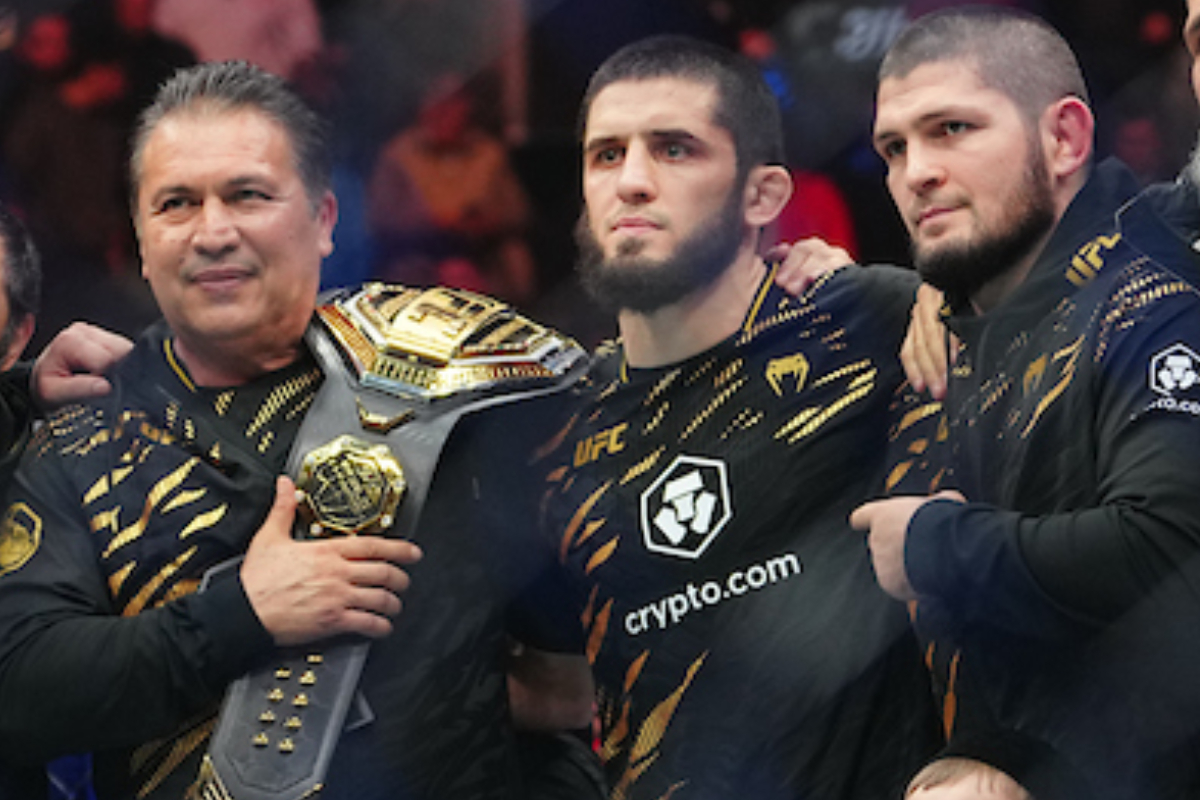 Javier Mendez, Makhachev e Khabib posam com o cinturão do UFC