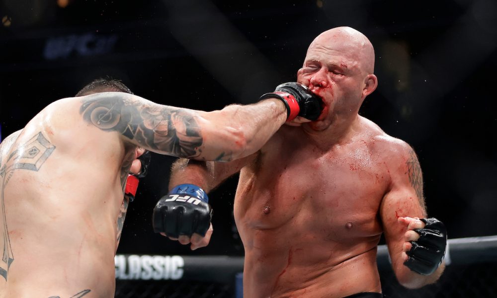 Jhonata Diniz acertando um cruzado em Alvin Hines durante o UFC 317