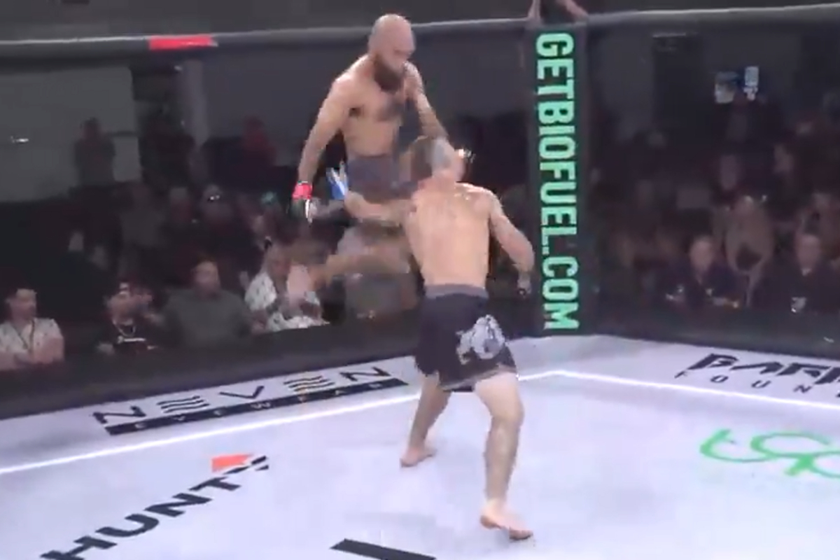 Juan Archuleta acertando joelhada voadora no rosto de Dennis Linton