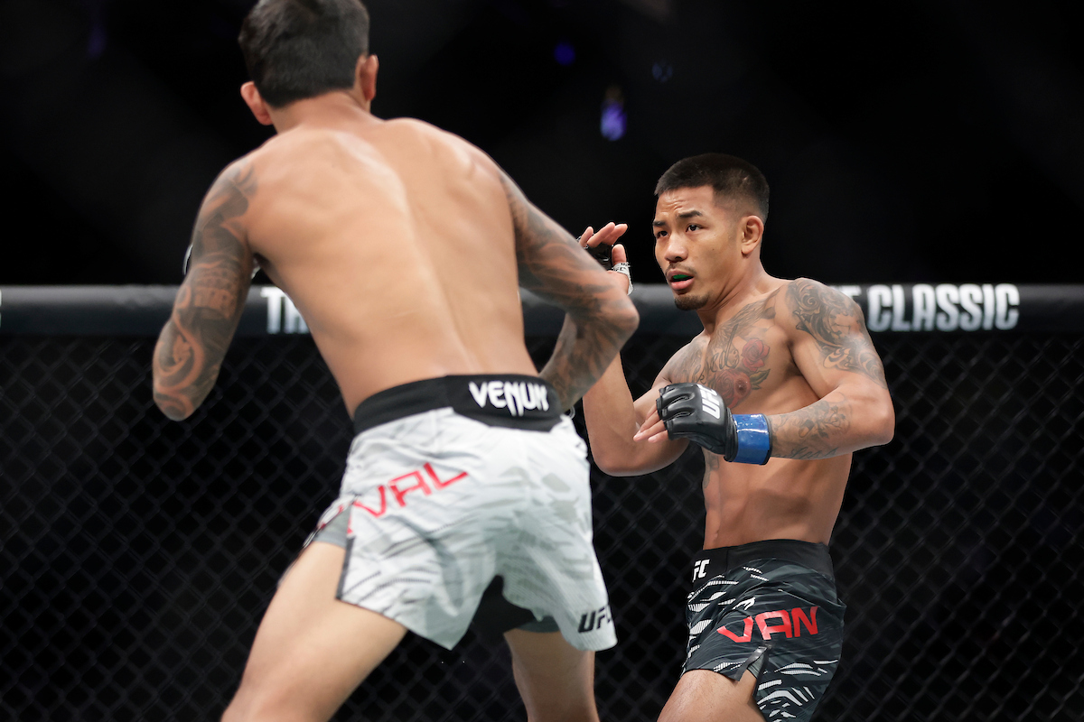 Joshua Van durante duelo contra Brandon Royval pelo UFC 317