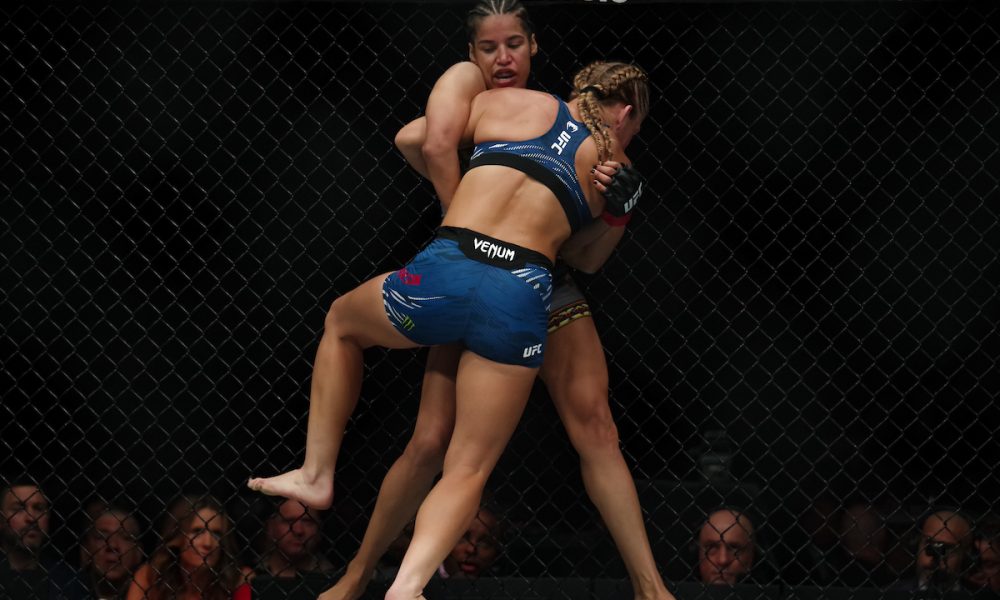 Julianna Peña e Kayla Harrison trocam forças na grade no UFC 316