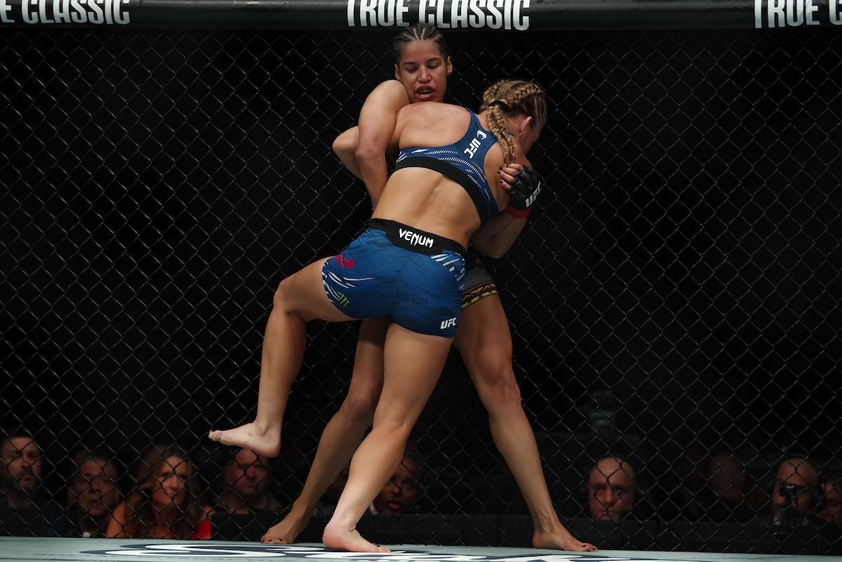 Julianna Peña e Kayla Harrison trocam forças na grade no UFC 316