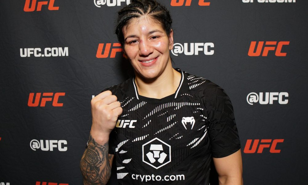 Sorridente, Ketlen Vieira posa para foto após vitória no UFC Vegas 107