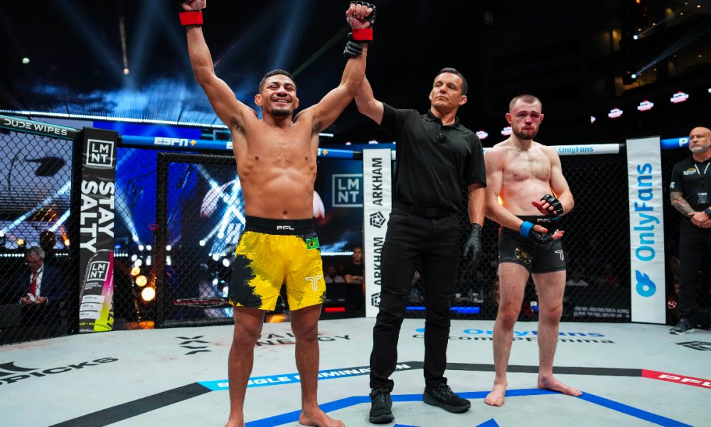 Marcirley Alves tem o braço erguido e avança para a final da PFL