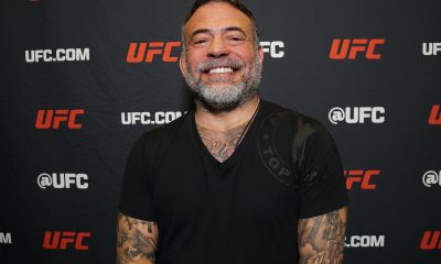 Sorridente, Parrumpinha posa para foto no media day do UFC 317