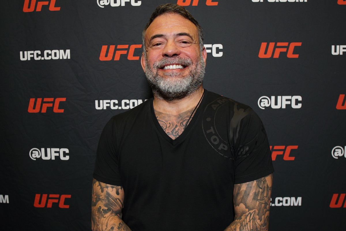 Sorridente, Parrumpinha posa para foto no media day do UFC 317