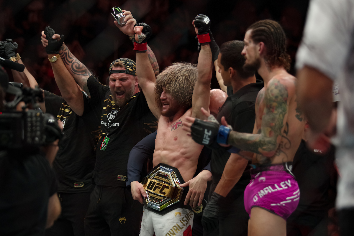 Merab Dvalishvili tendo os braços erguidos após vencer novamente Sean O'Malley