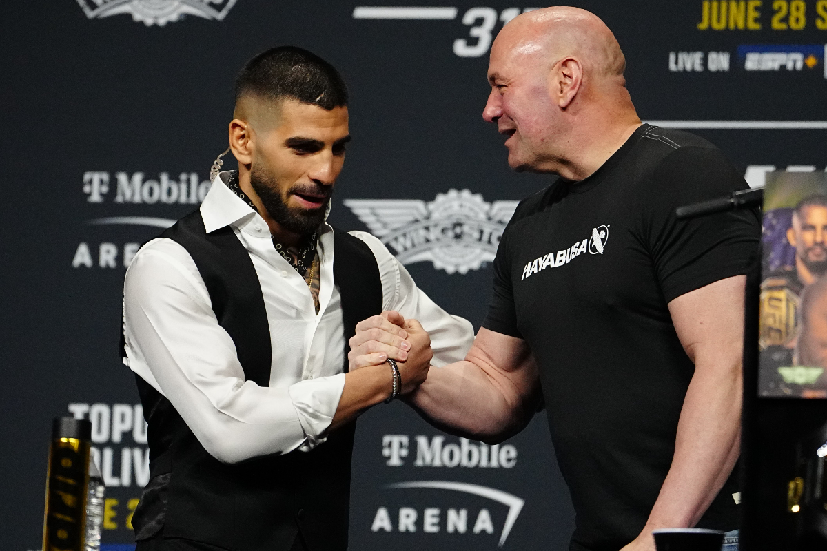 Ilia Topuria e Dana White se cumprimentam antes da coletiva do UFC 317