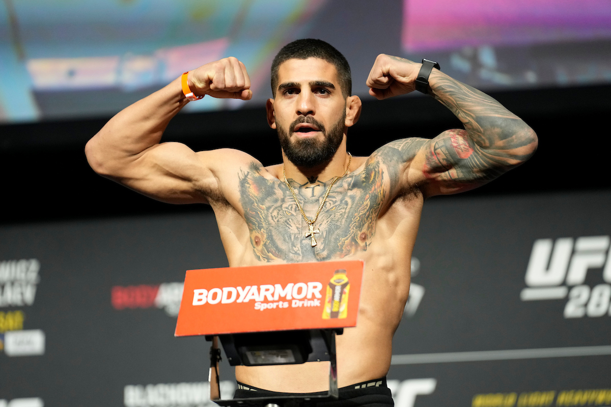 Ilia Topuria passa pela balança do UFC 282