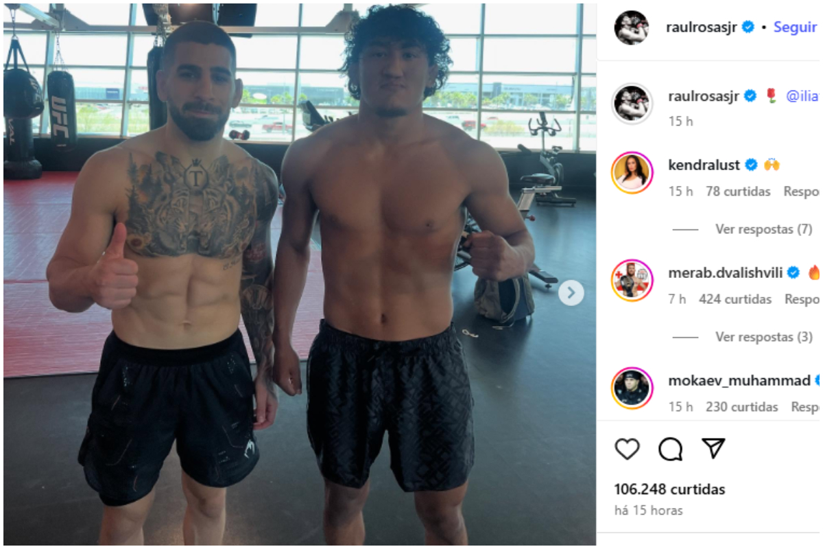 Ilia Topuria e Raul Rosas Jr posam lado a lado em treino