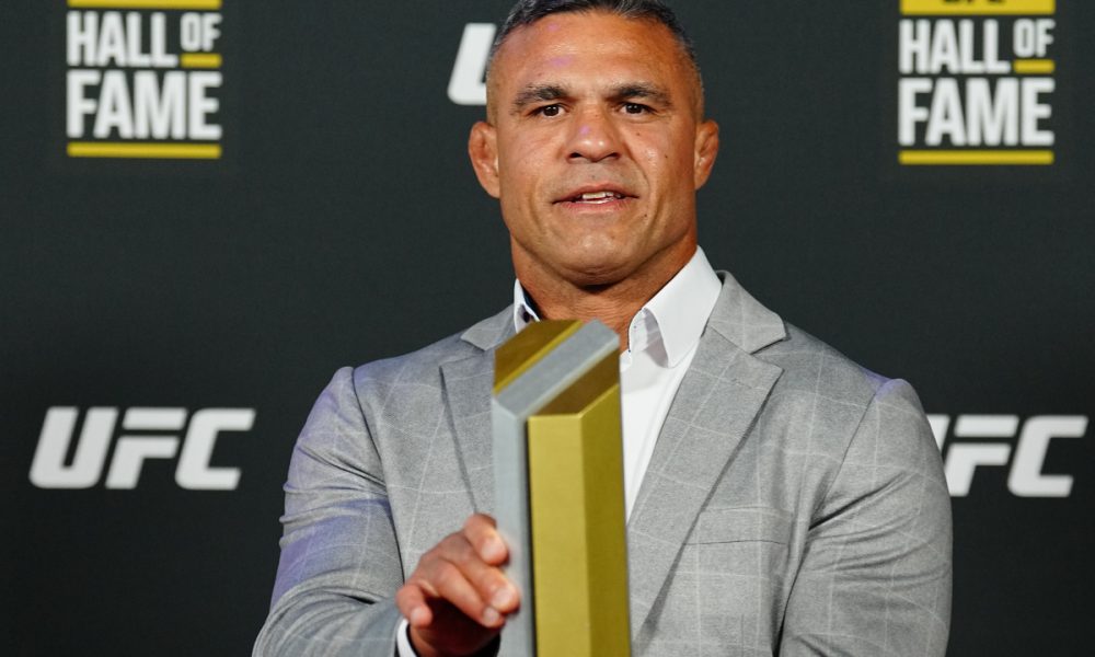 Vitor Belfort posa com o troféu do Hall da Fama do UFC