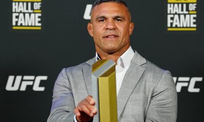 Vitor Belfort posa com o troféu do Hall da Fama do UFC