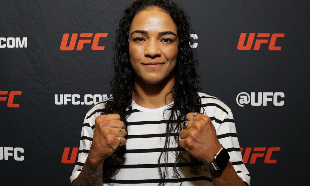 De punhos cerrados, Vivi Araújo posa para foto no media day do UFC 317
