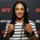 De punhos cerrados, Vivi Araújo posa para foto no media day do UFC 317