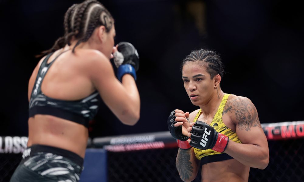 Viviane Araújo e Tracy Cortez durante o combate pelo UFC 317
