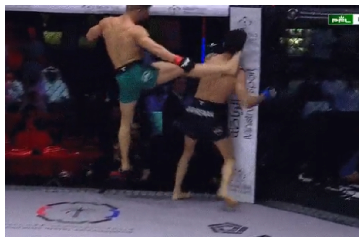 Islam Youssef chutando o rosto de Benyamin Ghahreman no PFL MENA
