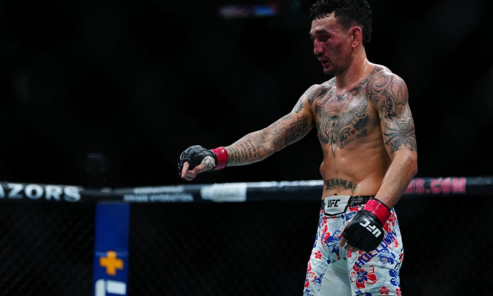 Momento em que Max Holloway aponta para o centro do cage do UFC 318, chamando Dustin Poirier para a trocação franca