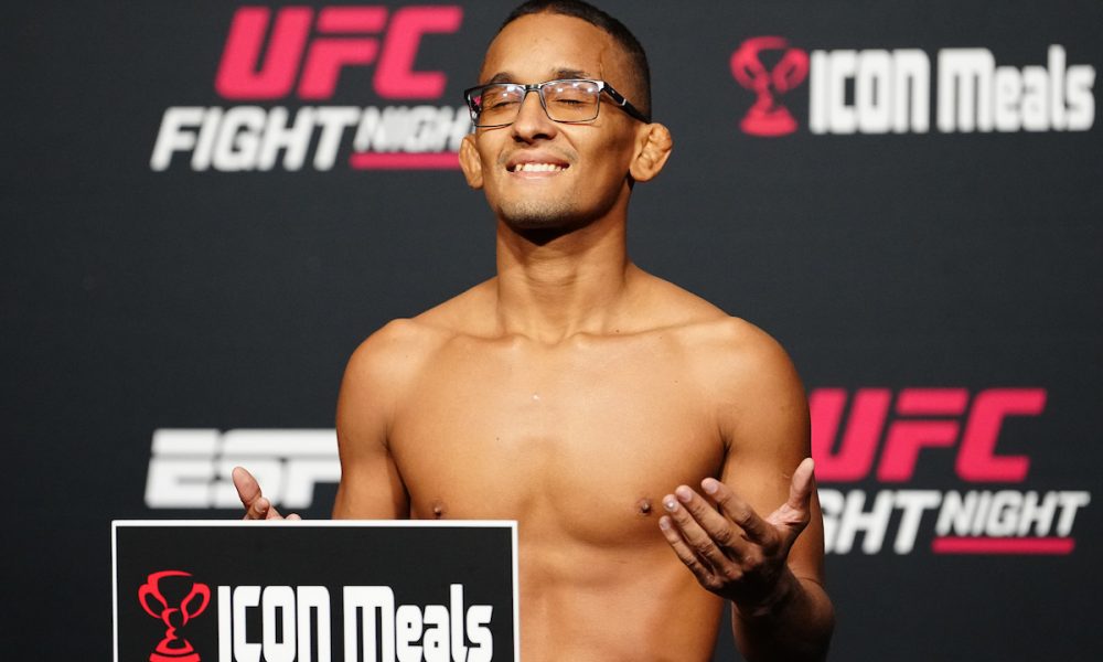 Lucas Rocha 'Fenômeno' passa pela balança do UFC
