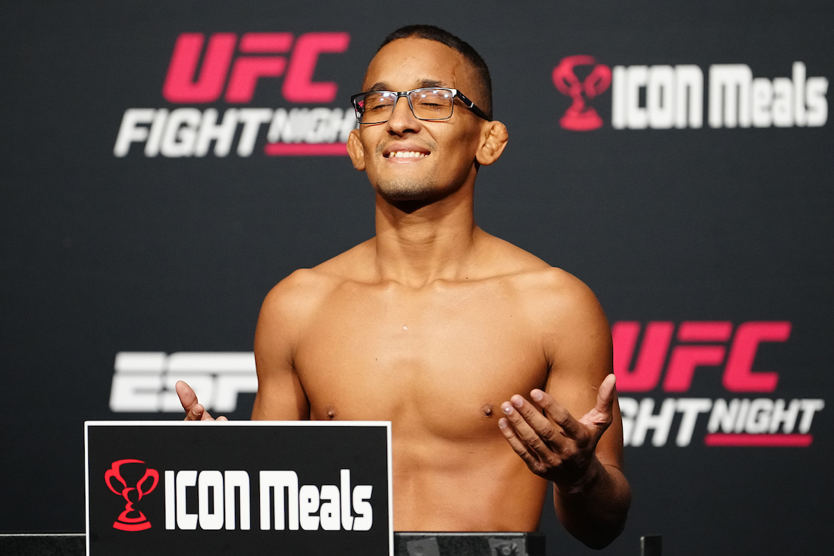 Lucas Rocha 'Fenômeno' passa pela balança do UFC