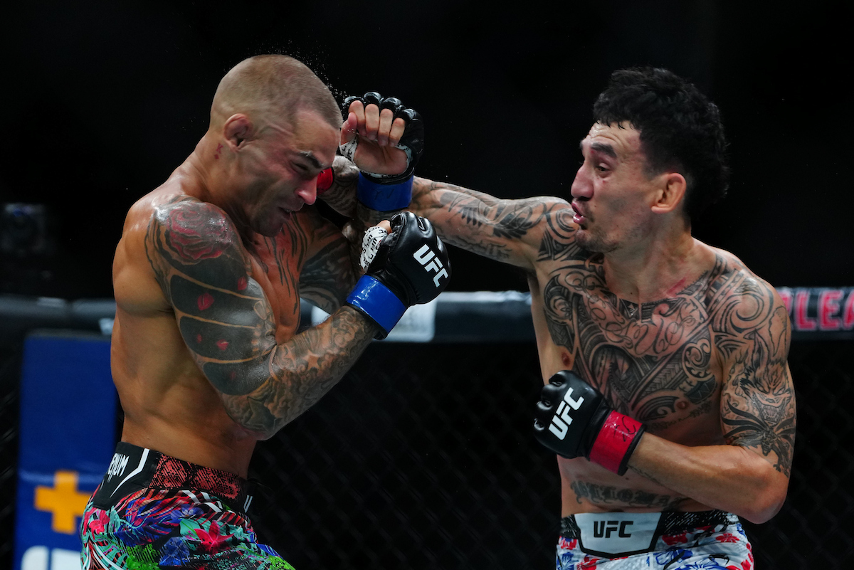 Max Holloway e Dustin Poirier durante a luta principal do UFC 318