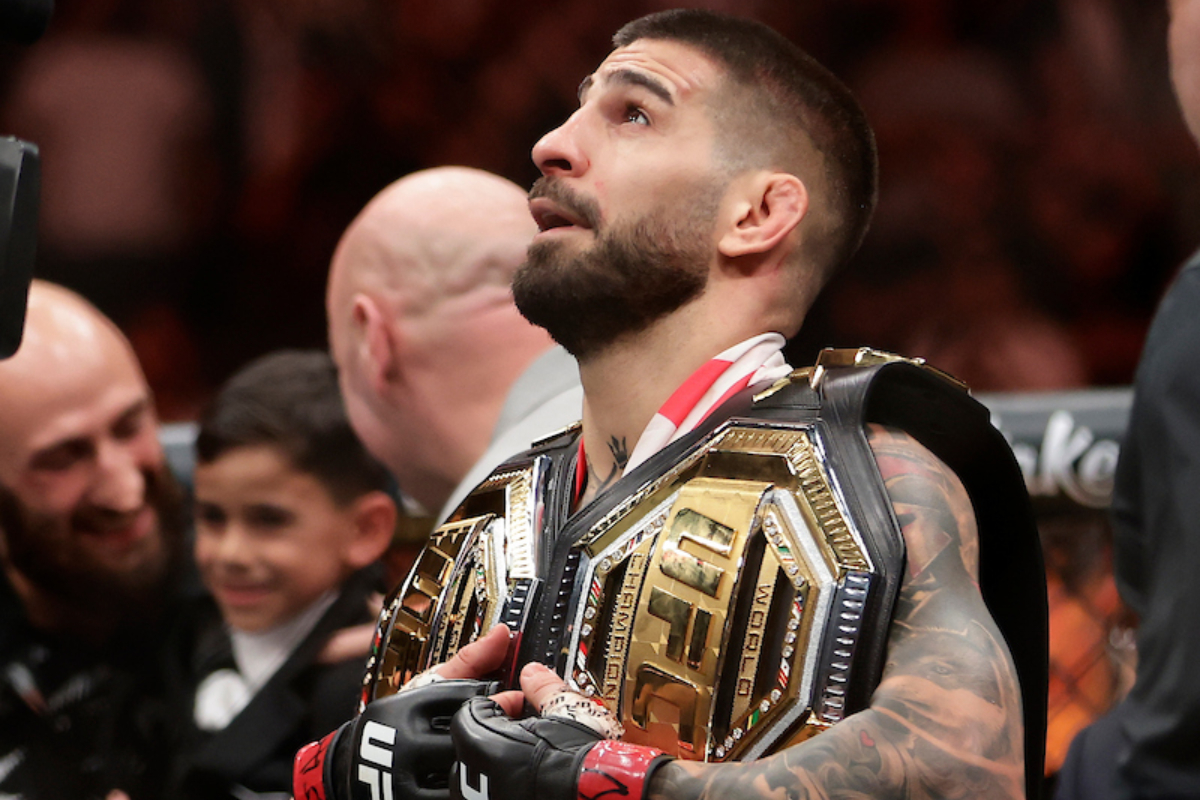 Com dois cinturões nos ombros, Ilia Topuria comemora vitória no UFC 317