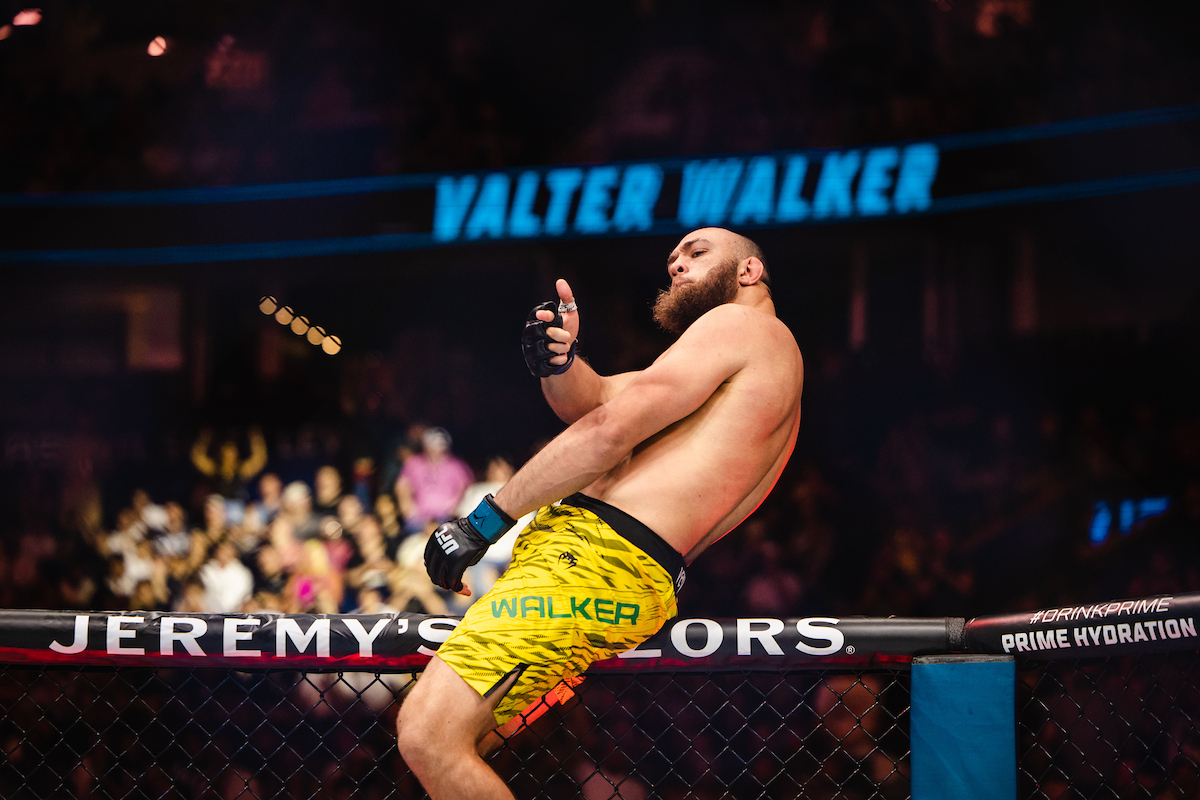 Valter Walker comemora vitória no UFC Nashville