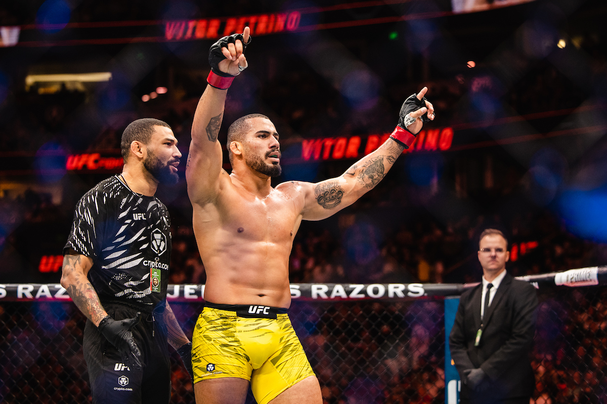 Vitor Petrino comemora vitória no UFC Nashville