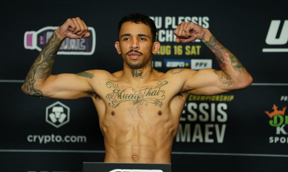 Carlos Prates na balança da pesagem oficial do UFC 319