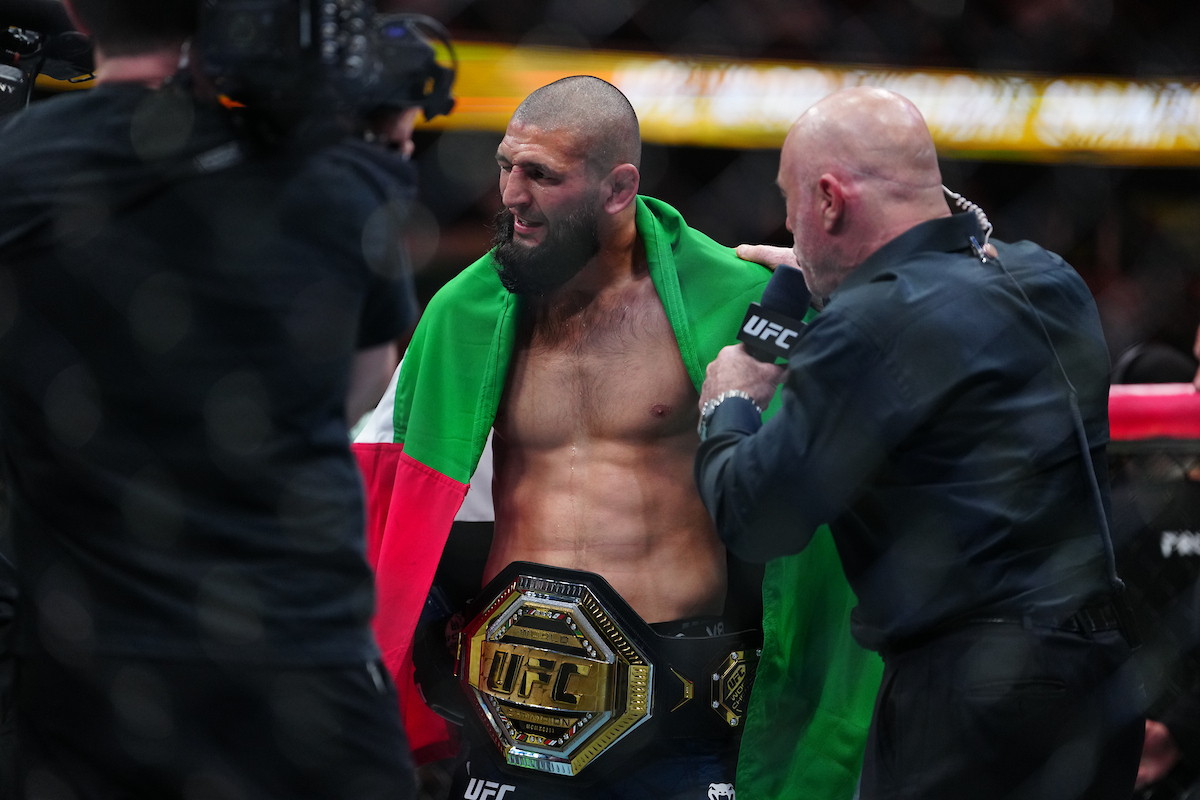 Khamzat Chimaev derrotou Dricus du Plessis no UFC 319 e conquistou o cinturão peso-médio