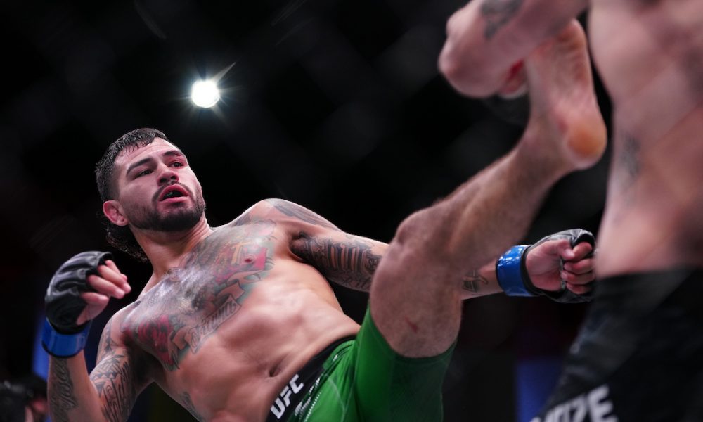 Anthony Hernandez desferindo um chute no UFC Vegas 109