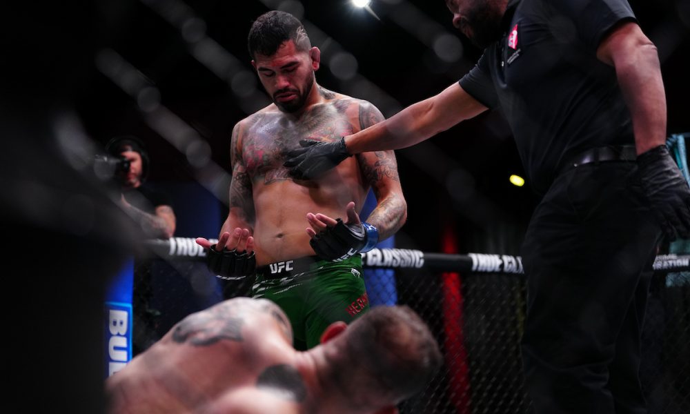 Anthony Hernandez pedindo para Roman Dolidze levantar no UFC Vegas 109