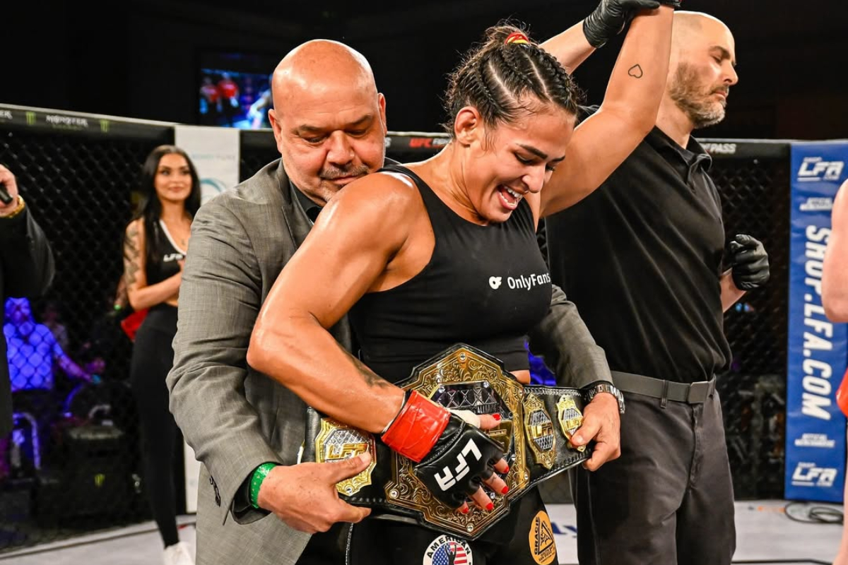 Ed Soares colocando o cinturão da LFA em Bia Mesquita