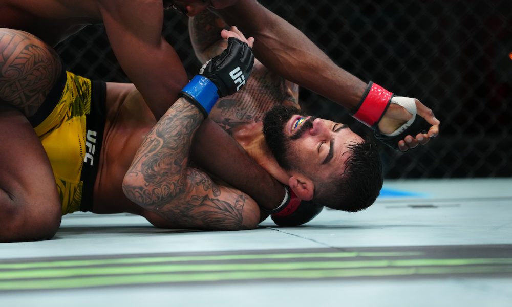 Elizeu Capoeira recebe soco no solo no UFC Vegas 108