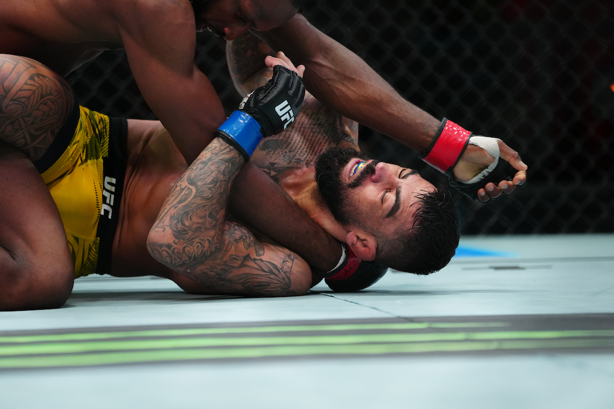 Elizeu Capoeira recebe soco no solo no UFC Vegas 108