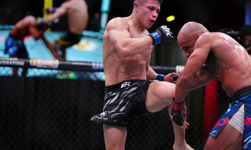 Miles Johns e Jean Matsumoto desferindo joelhada voadora em Miles Johns no UFC Vegas 109