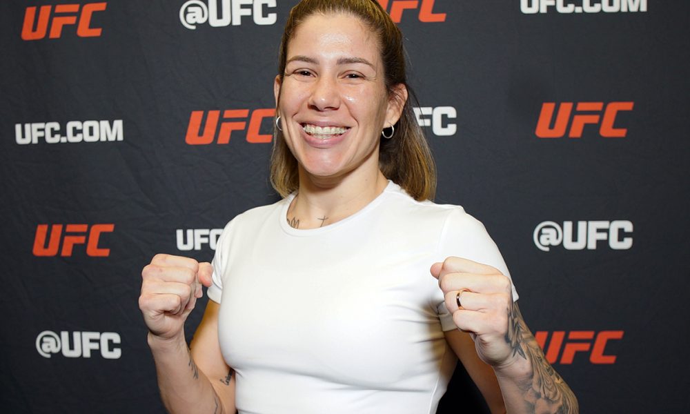 Sorridente, Karol Rosa posa para foto durante o media day do UFC Vegas 108
